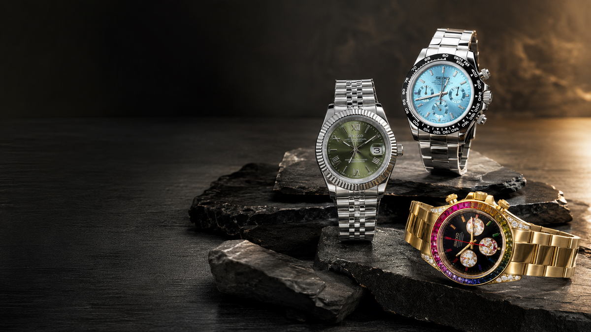Sélection Watch Mod : cadrans olive, bleu glacier et noir sur un décor minéral.